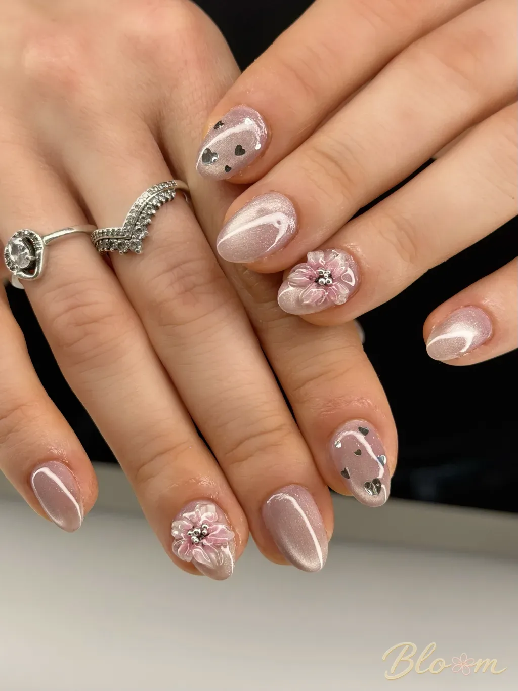 3D květinový nail art se srdíčky