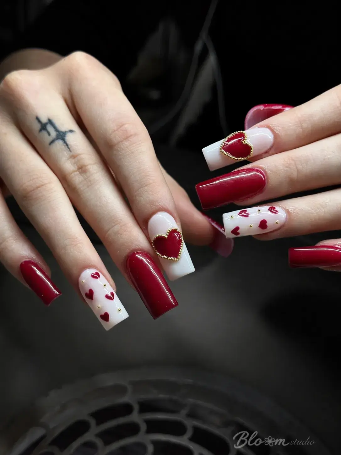 Červené srdíčkové nail art se zlatými detaily