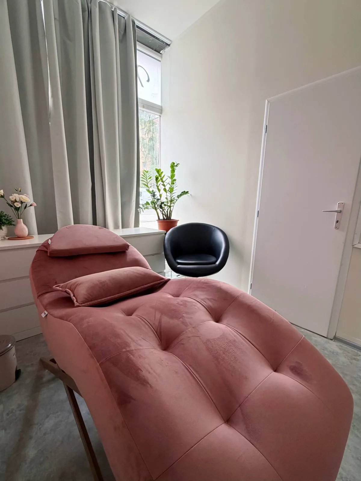 Studio pro řasy a obočí Uhříněves — světlý prostor Bloom Studio