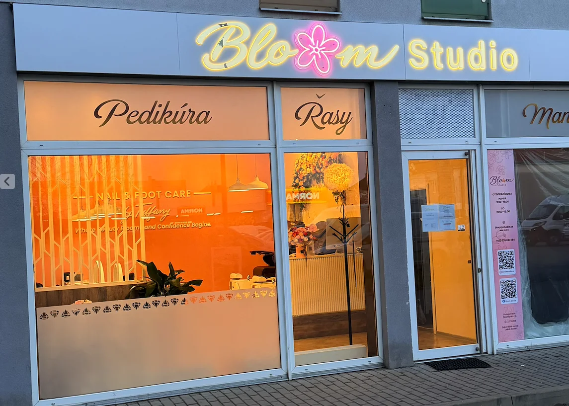Bloom Studio Uhříněves – vchod do studia s neonovou cedulí na Přátelství 1300/44, Praha 22